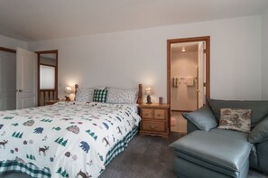 4 bedrooms, internet, bed sheets - Large Kingswood family home, close to sandy beach & hiking (Tahoe Vista)
