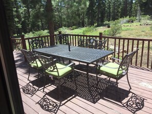 Outdoor dining - Large Kingswood family home, close to sandy beach & hiking (Tahoe Vista)