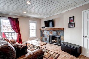 TV, fireplace