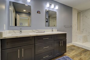 Combined shower/bathtub, hair dryer, towels