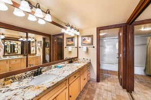 Combined shower/bathtub, hair dryer, towels