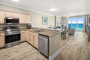 冷蔵庫、電子レンジ、オーブン、コンロ