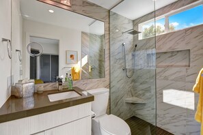 Regadera, secadora de cabello, toallas 