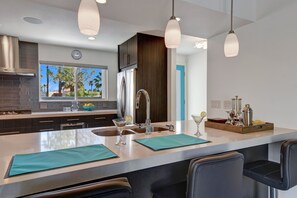 冷蔵庫、電子レンジ、オーブン、コンロ