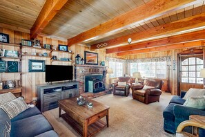 Televisión, chimenea, libros y estéreo 