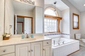 Combined shower/tub, jetted tub, towels