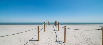 *McInnes 762* 5 bedroom ocean front home on the South End of Pawleys!