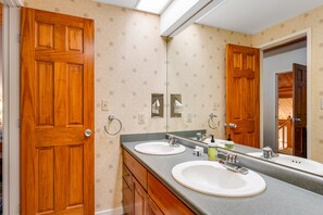 Een haardroger, handdoeken