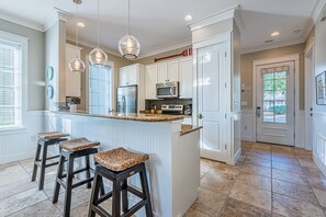 Oven, stovetop, dishwasher, toaster - Pet Friendly ~ 2 Golf Carts ~ Screened Back Porch ~ BBQ Grill ~ Bayside (Miramar Beach)