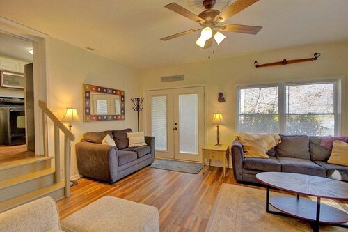 West Main walk to Downtown Brevard, Fire Pit, Bike Storage, free Biltmore Pass