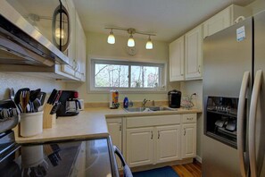 Jääkaappi, mikroaaltouuni, uuni, liesi