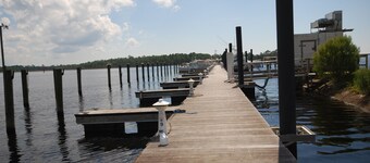 Uitkijkend over de Golf van Mexico! Gulf Breeze Condo # 208- Private Ramp en Slip! 