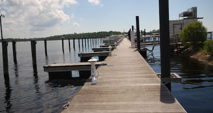 Gulf Breeze Condo #208- Private Ramp! WiFi! NO DOCK THIS SCALLOP SEASON!