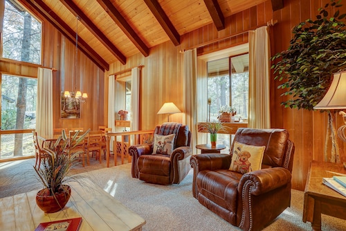 22 Rogue - Amazing Cabin, Hot Tub, A/C, Shuffleboard, SHARC Passes, King Suites