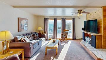 Fernseher, BĂŒcher, Stereoanlage