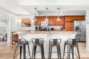 冷蔵庫、電子レンジ、オーブン、コンロ