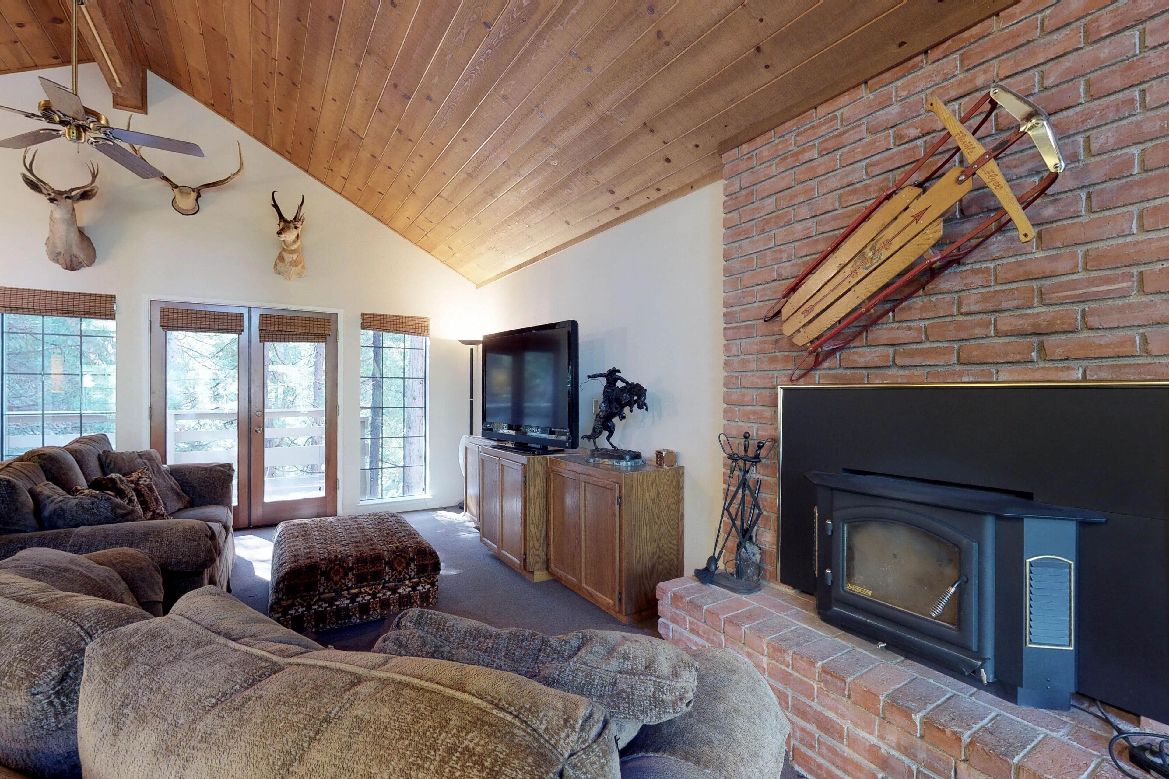 Cozy Split-Level Home with WiFi - Near Shaver Lake & China Peak Mountain Resort