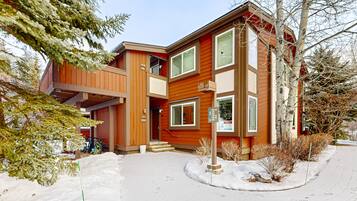 Guests can enjoy a covered driveway and a small garden area.