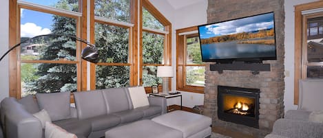 Una televisión, una chimenea, un reproductor de DVD, una oficina