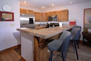 Coffee/tea maker, fridge, microwave, oven - Black Bear Luxury,Gorgeous ski in/out unit,hot tub (Mt. Crested Butte)