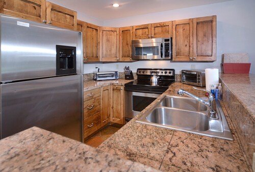 Black Bear Luxury,Gorgeous ski in/out unit,hot tub