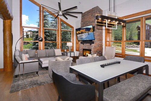 Black Bear Luxury,Gorgeous ski in/out unit,hot tub