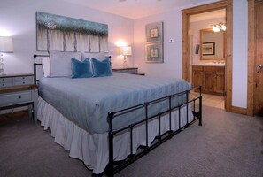 3 bedrooms, iron/ironing board, travel cot, WiFi - Black Bear Luxury,Gorgeous ski in/out unit,hot tub (Mt. Crested Butte)