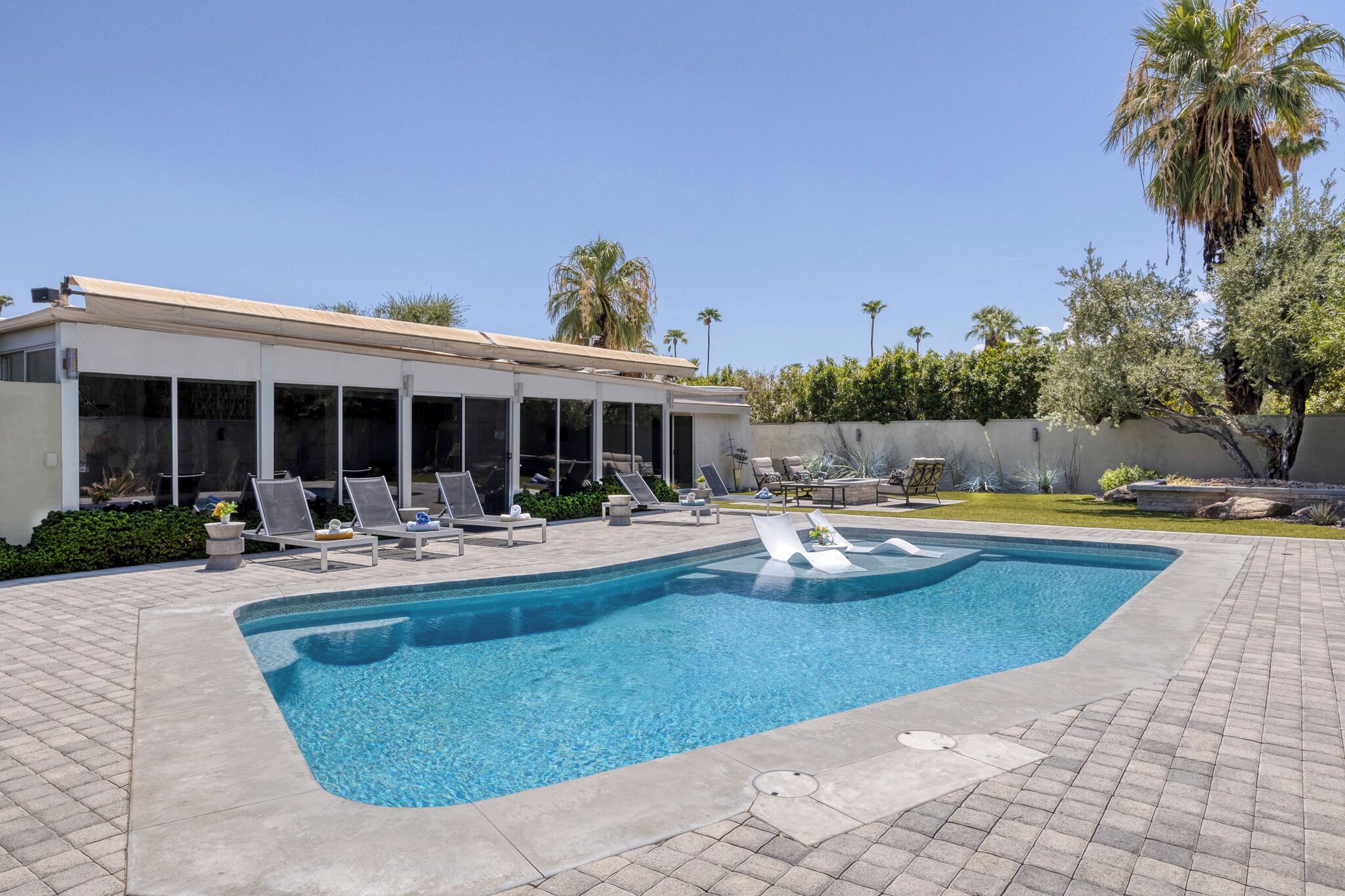 Updated Wexler Midcentury Movie Colony Home, Large Backyard+Pool & Spa - The Cas