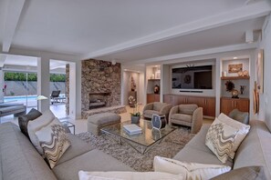 Smart TV, fireplace - Updated Wexler Midcentury Movie Colony Home, Large Backyard+Pool & Spa - The Cas (Palm Springs)