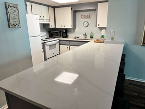 Fridge, microwave, oven, stovetop - Island Winds West 271 (Gulf Shores)