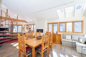 Älytelevisio, takka, DVD-soitin, kirjoja