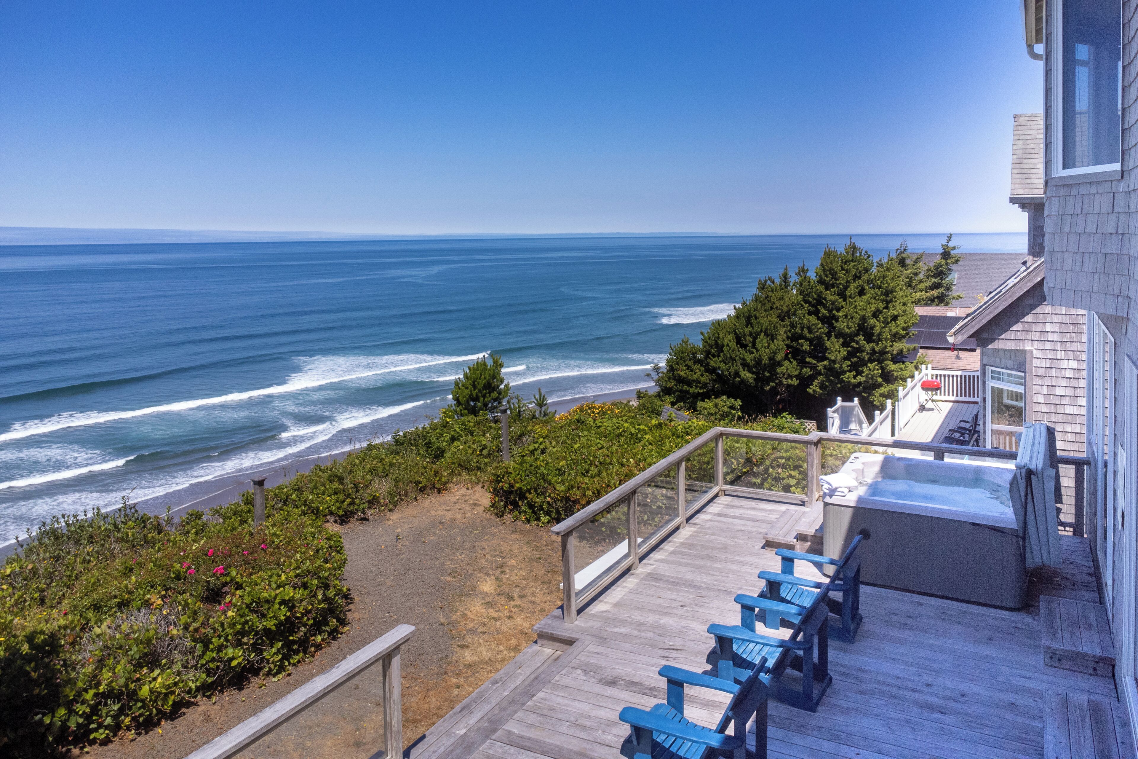 Big Surf views, Upscale home,hot tub,whale watching.