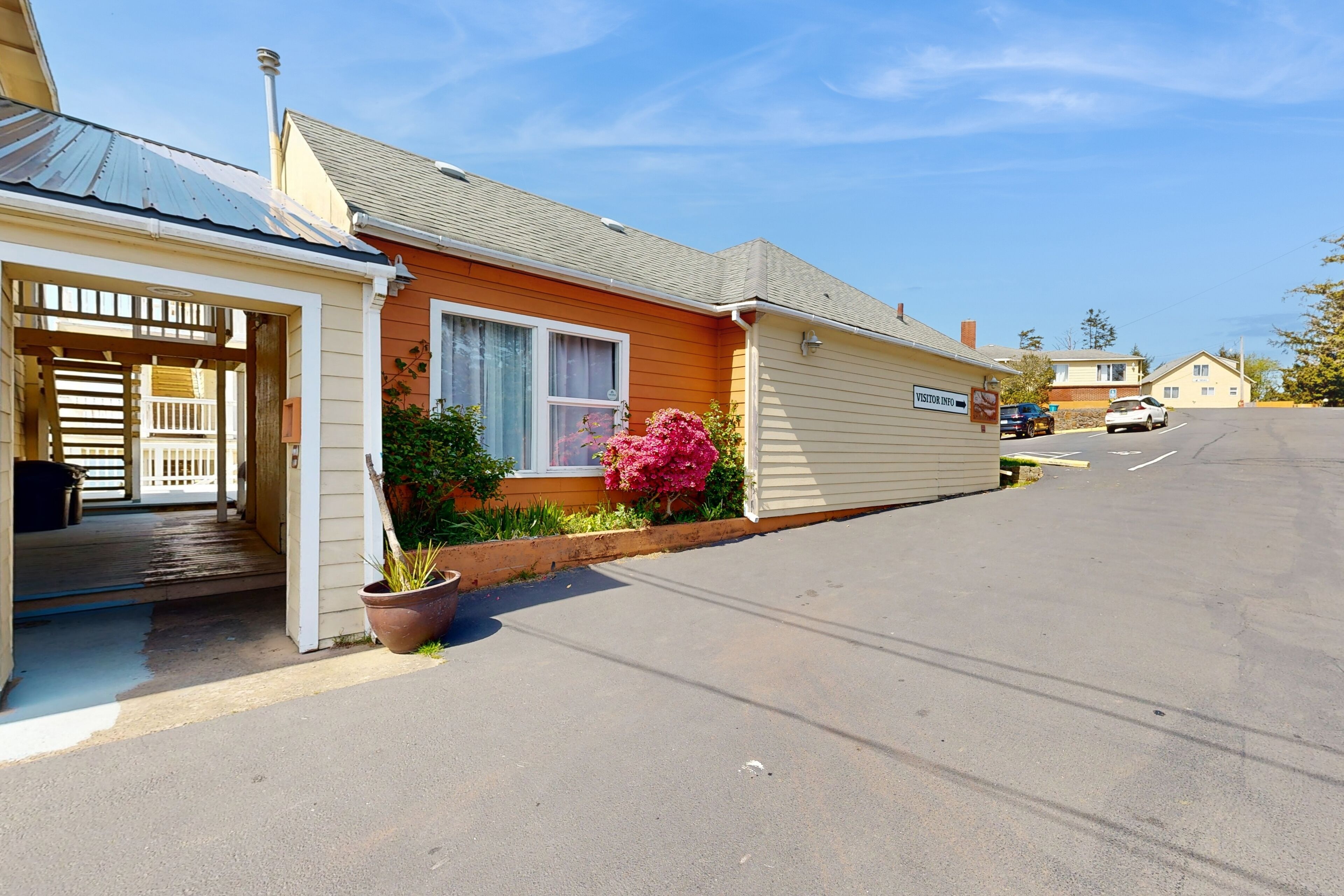 Dog-Friendly Condo with Ocean Views, Easy Beach Access, Patio, Free WiFi