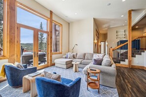 Televisie, een open haard en een dvd-speler