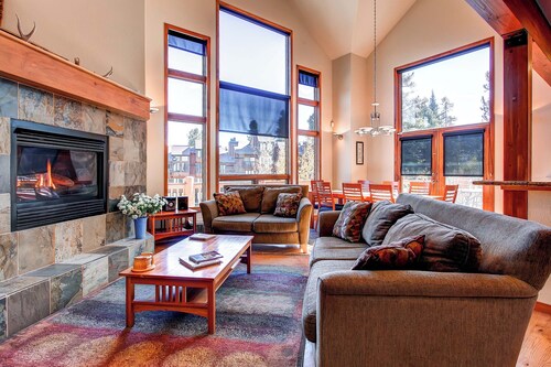 Exquisite Home with Ski-In Access, PRIVATE HOT TUB, Stunning Views. FOUR