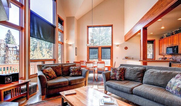 Een televisie en een open haard