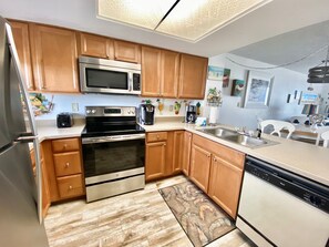 Réfrigérateur, micro-ondes, lave-vaisselle, cafetière/bouilloire