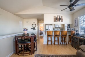 Jääkaappi, mikroaaltouuni, astianpesukone, kahvin-/teenkeitin