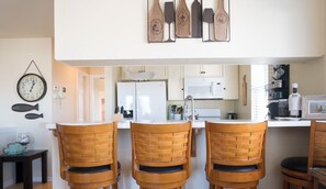 Jääkaappi, mikroaaltouuni, astianpesukone, kahvin-/teenkeitin