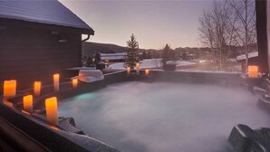 Outdoor spa tub - Rocking Chair Lodge (Steamboat Springs)