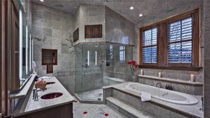 House, 6 Bedrooms | Bathroom | Shower, hair dryer, towels