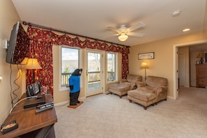 Smart TV, fireplace, DVD player, foosball - Centrally Located Gem w/ 4 Master Suites & Hot Tub (OAKLAND)
