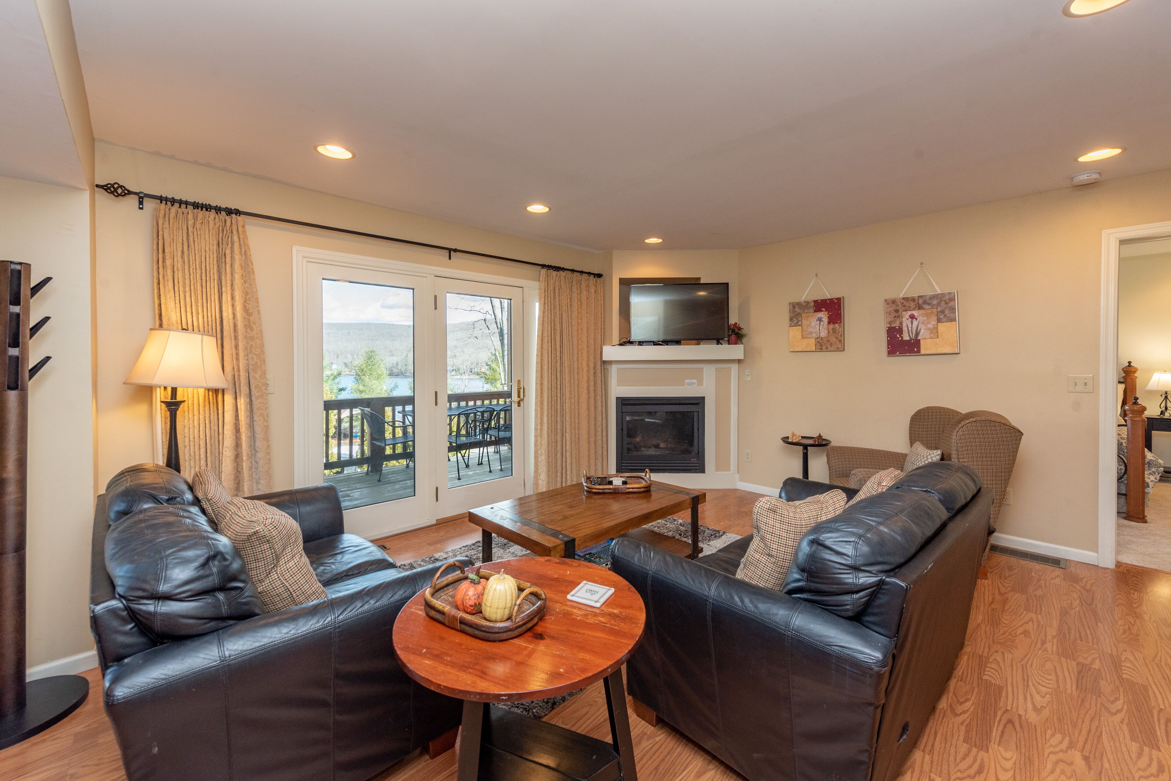 Smart TV, lareira, DVD player, pebolim