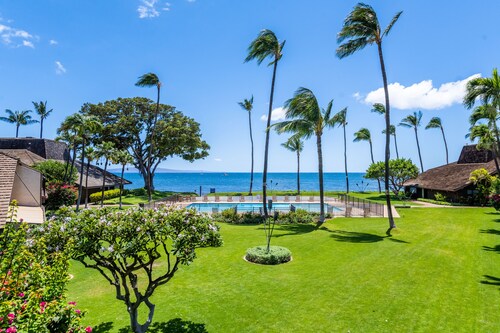 Ma'alaea Surf, Unit F5 2 BR Beachfront Condo, AC, Wi-Fi, Pool, TV