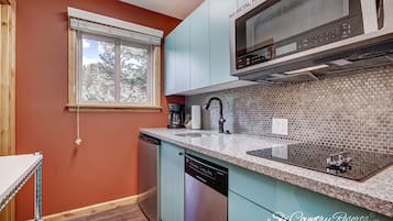 Fridge, microwave, stovetop, dishwasher