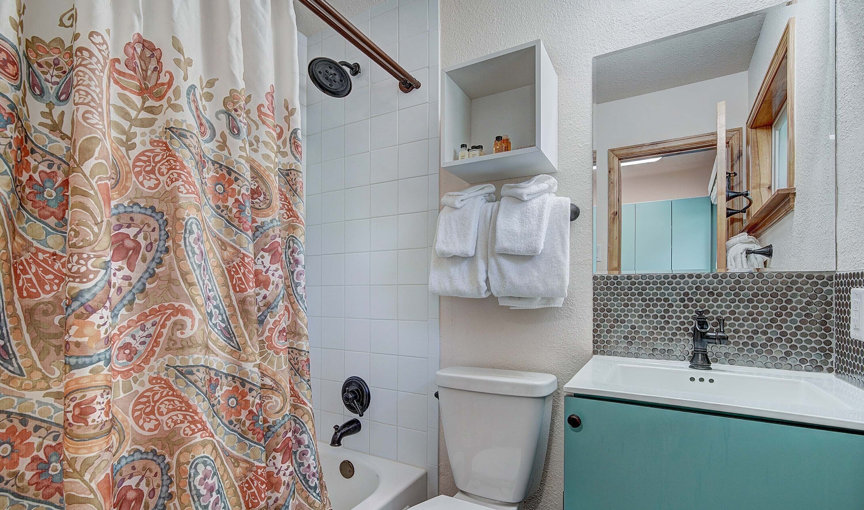 Combined shower/tub, hair dryer, towels