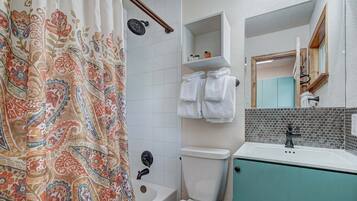 Combined shower/tub, hair dryer, towels