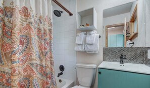 Combined shower/bathtub, hair dryer, towels