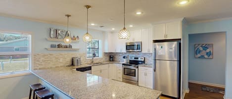 ثلاجة، ميكروويف، فرن، موقد طهي مسطح