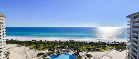 Alberca techada y alberca climatizada